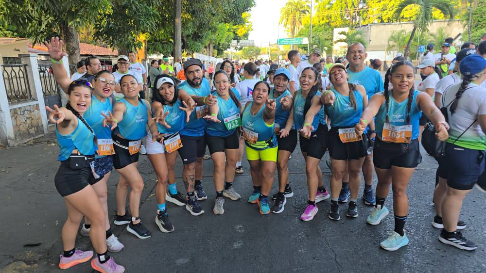 Grupo de participantes celebrando